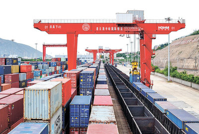 中哈(連云港)物流合作基地上半年進(jìn)出場(chǎng)集裝箱14.2萬(wàn)標(biāo)箱 開(kāi)行中歐班列485列