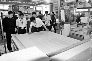 河南信陽木工機械有限責(zé)任公司,是該行業(yè)中首批獲得產(chǎn)品自營進出口權(quán)的企業(yè)